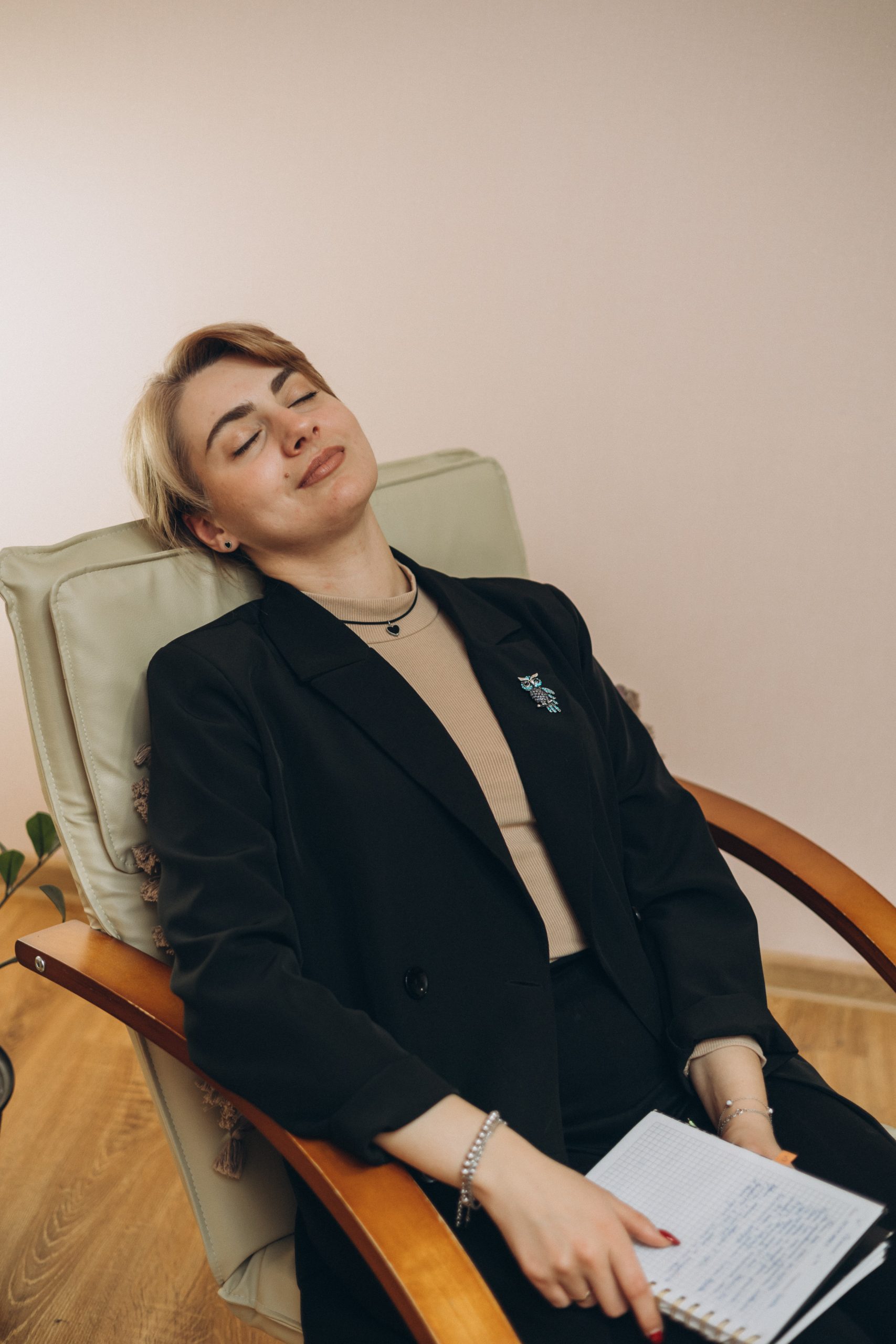 "Як розпізнати симптоми емоційного вигоряння та ефективно з ним боротися? Дізнайтеся про ознаки, причини та методи відновлення емоційного балансу."